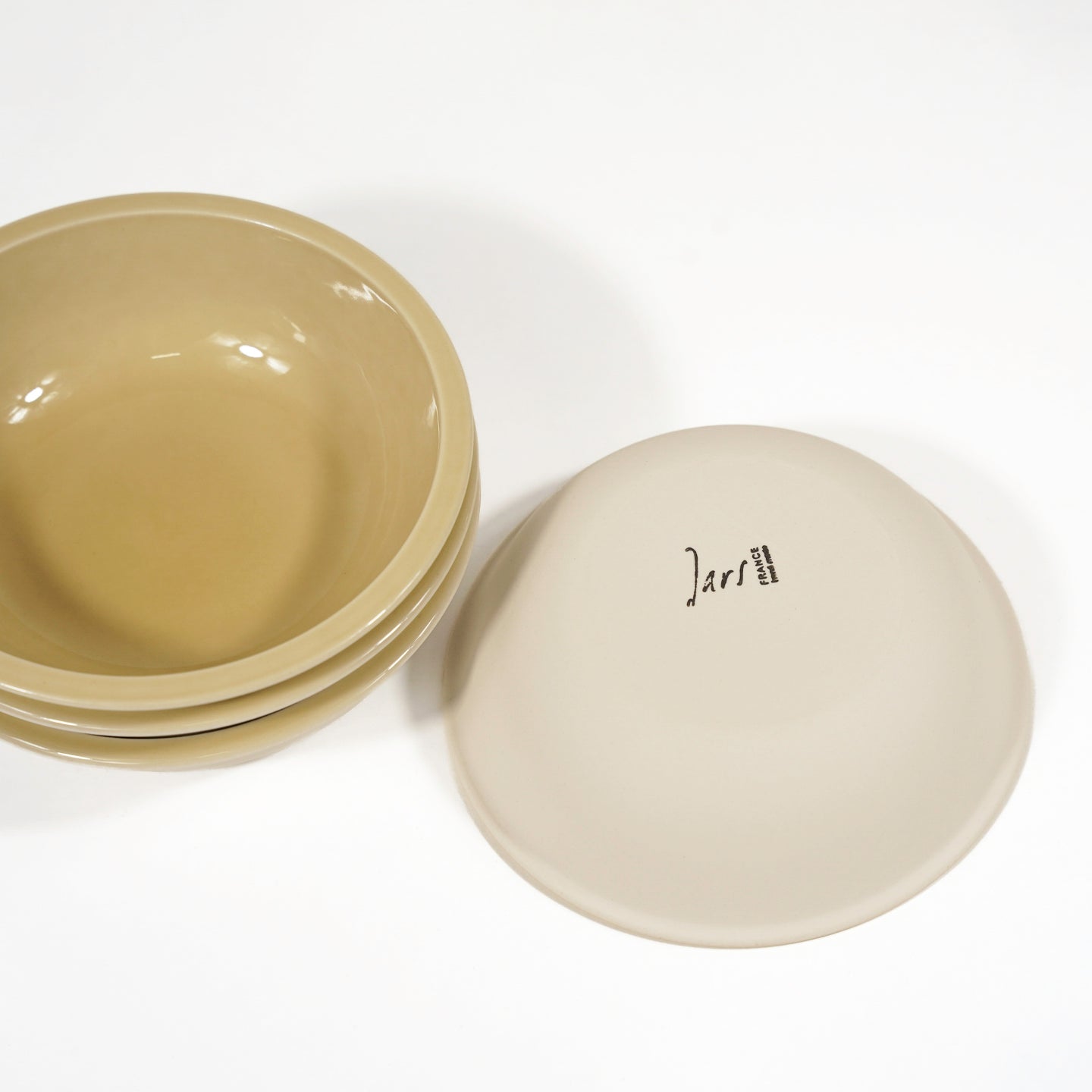 Add a touch of sophistication to your table with Jars Cantine's 12-piece Vert Argile earthenware dinnerware.